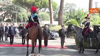 Mattarella accolto dal cane Briciola alla Scuola Ufficiali Carabinieri