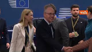 Macron con i capelli spettinati arriva a Bruxelles per il Consiglio Europeo