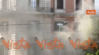 Incendio a piazza Vittorio a Roma all’angolo del giardino, intervengono i Vigili del Fuoco