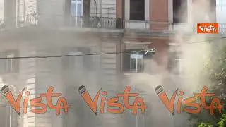 Incendio a piazza Vittorio a Roma all’angolo del giardino, intervengono i Vigili del Fuoco