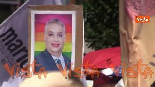 Budapest Pride, i cartelli del corteo, da Orban truccato con rossetto a 'Ursula do your job'