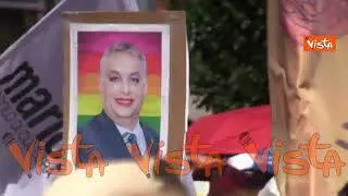 Budapest Pride, i cartelli del corteo, da Orban truccato con rossetto a 'Ursula do your job'