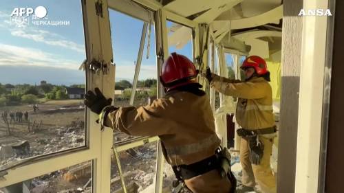 Raid russi in Ucraina, soccorritori al lavoro a Smila
