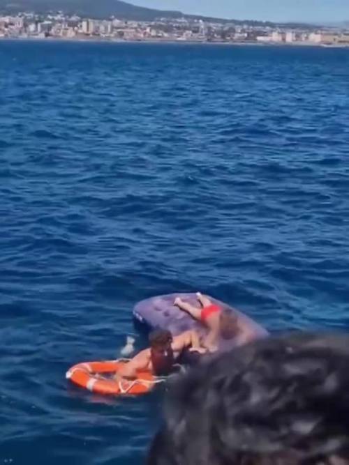 Nonna e nipote al largo dalla costa: il salvataggio della Guardia costiera