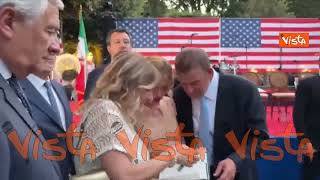 Meloni firma il suo libro "Io sono Giorgia" per l'Ambasciatore Usa Fertitta