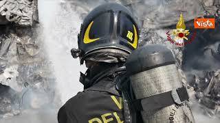 Esplode distributore carburanti a Roma, le operazioni di spegnimento dei Vigili del fuoco