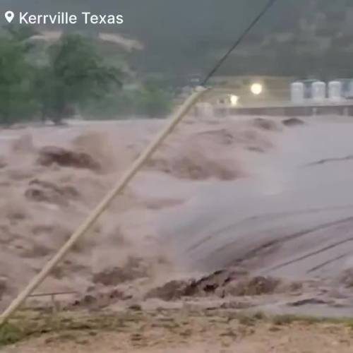Texas, le immagini della piena del fiume Guadalupe
