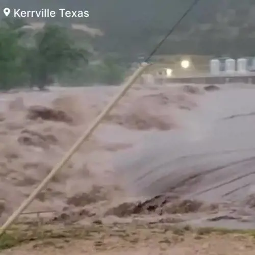 Texas, le immagini della piena del fiume Guadalupe