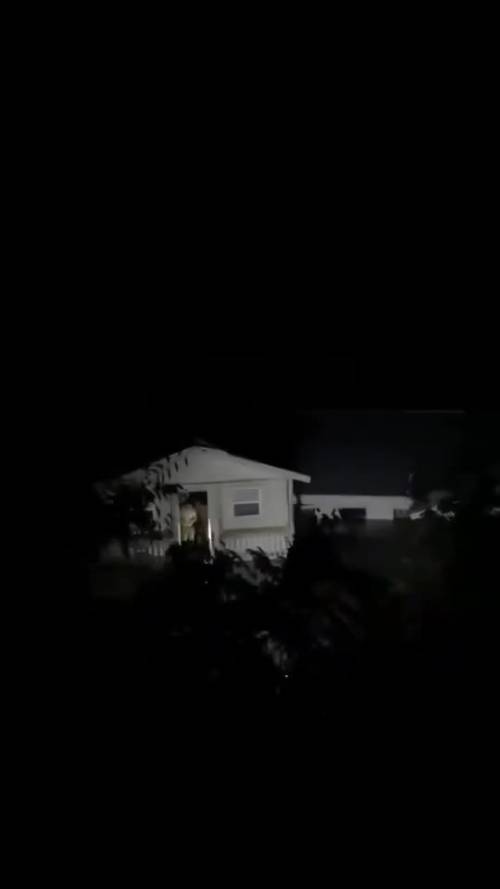 Una casa trascinata via dall'alluvione con le persone dentro