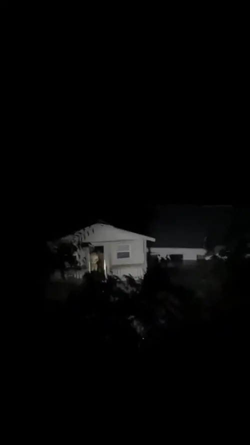 Una casa trascinata via dall'alluvione con le persone dentro