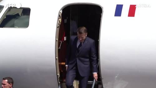Macron offre la mano a Brigitte per scendere dall'aereo, lei fa da sé