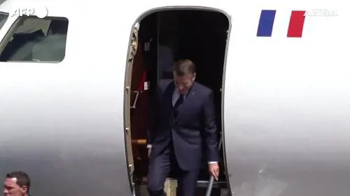 Macron offre la mano a Brigitte per scendere dall'aereo, lei fa da sé