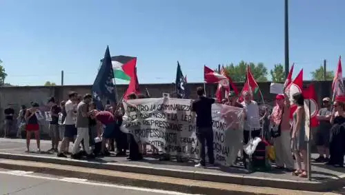 Presidio dei Pro Pal sotto la sede de Il Giornale e Libero