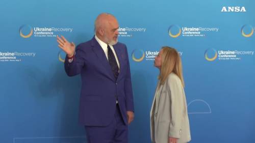 Edi Rama si inginocchia (di nuovo) prima di salutare Meloni 