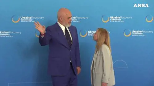 Edi Rama si inginocchia (di nuovo) prima di salutare Meloni 