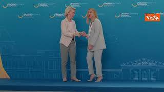 Abbraccio e baci sulle guance tra Meloni e von der Leyen a conferenza ricostruzione Ucraina
