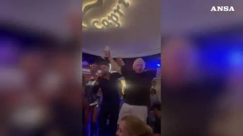 Capri, Boris Johnson scatenato canta in un locale