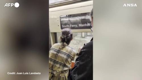 New York colpita da piogge torrenziali, la metro finisce sott'acqua