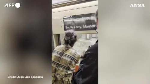 New York colpita da piogge torrenziali, la metro finisce sott'acqua