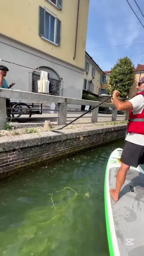 Lunghi riprende un passante che getta la sigaretta nei Navigli a Milano