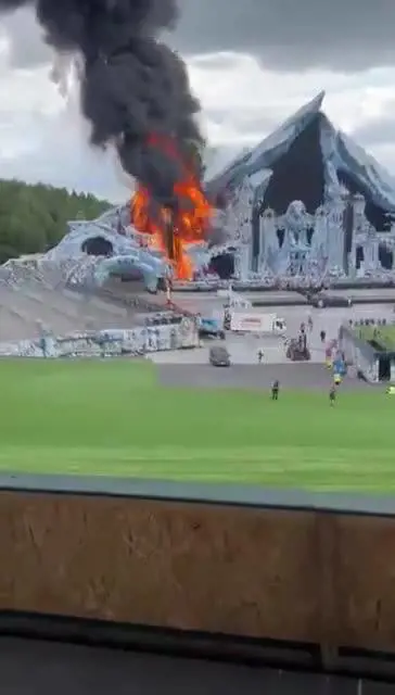 Tomorrowland, il palco divorato dalle fiamme: il video