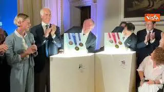 Olimpiadi Milano-Cortina 2026, Salvini, Malagò, Attilio Fontana e Zaia svelano le medaglie