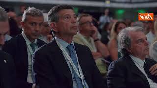 Meloni al Congresso Cisl, per la premier in dono un mazzo di fiori