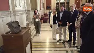 I parlamentari di Fratelli d'Italia rendono omaggio alla borsa di Paolo Borsellino alla Camera