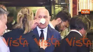 Pausa caffè per il Ministro Nordio a margine del convegno di Fratelli d'Italia "Parlate di mafia"