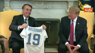 Dazi Usa a Brasile al 50%, furia di Lula. Trump e Bolsonaro nel 2019 si scambiarono maglie calcio