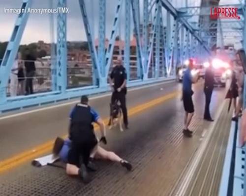 Usa, manifestanti picchiati dalla polizia a Cincinnati: le immagini delle aggressioni
