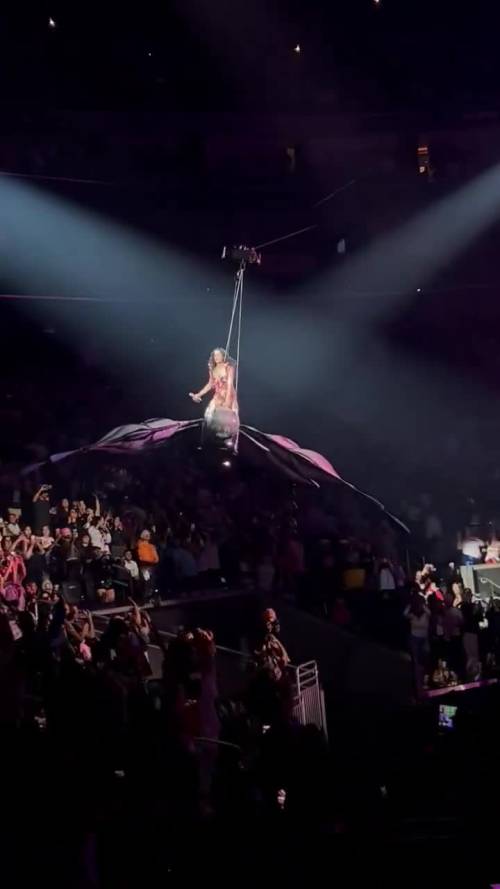 Il cavo si rompe improvvisamente durante il volo: paura per la cantante Katy Perry, il video