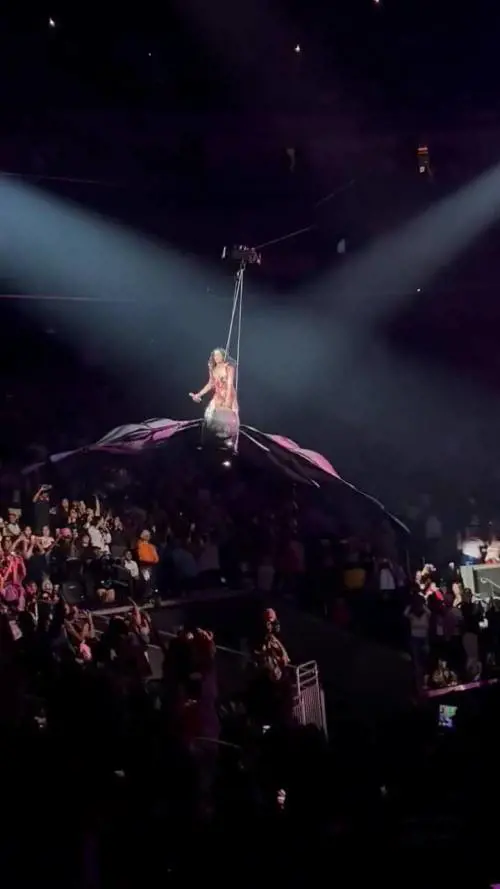Il cavo si rompe improvvisamente durante il volo: paura per la cantante Katy Perry, il video