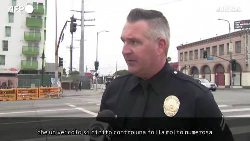 Auto sulla folla a Los Angeles, autista colpito da arma da fuoco 