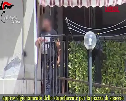 Uomo ai domiciliari gestiva rete di spaccio