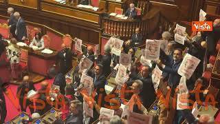 Pd con Costituzioni al contrario in Aula al Senato per protesta dopo approvazione ddl giustizia