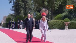 La stretta di mano tra Meloni e il Presidente della Repubblica algerina Tebboune a Villa Pamphilj