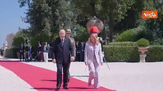 La stretta di mano tra Meloni e il Presidente della Repubblica algerina Tebboune a Villa Pamphilj