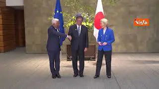 Ue-Giappone summit Tokyo, la stretta di mano Von der Leyen Costa e primo ministro giapponese Ishiba