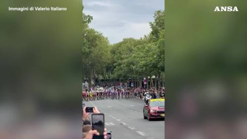 Pogacar vince il Tour, l'ultima tappa a Van Aert