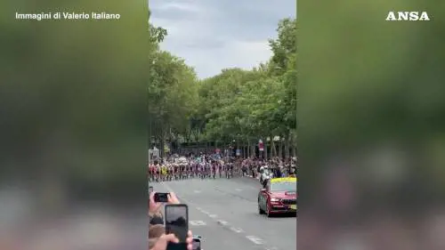 Pogacar vince il Tour, l'ultima tappa a Van Aert