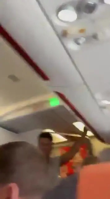 Panico a bordo dell'aereo Easyjet. Il passeggero grida: "Allahu Akbar"