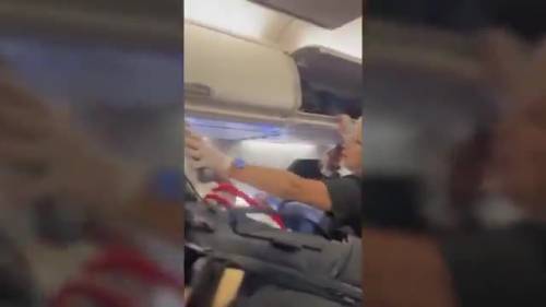 Scoppia il caos a bordo di un volo della Southwest Airlines: il lottatore MMA perde le staffe