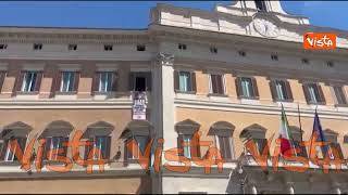 Gaza, Bonelli e Fratoianni espongono striscione a Montecitorio: "L'ipocrisia uccide come la fame"