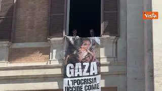 Guerra Gaza, flashmob di Avs alla Camera, con lo striscione: "L'ipocrisia uccide più della fame"