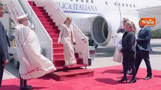 Un mazzo di fiori per Meloni al suo arrivo a Tunisi per l'incontro con il Presidente Saied