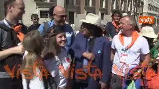 Bagno di folla per il cantante Al Bano davanti in piazza Montecitorio