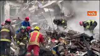 Grattacielo sventrato a Kiev dopo un attacco russo con 300 droni, le macerie e i soccorsi