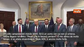 Trump tocca il braccio del campione WWE Triple H e scherza: "Sei ancora molto forte"