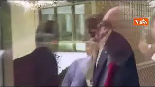 Trump, entrando alla Casa Bianca, tiene la porta aperta per il suo agente dei servizi segreti